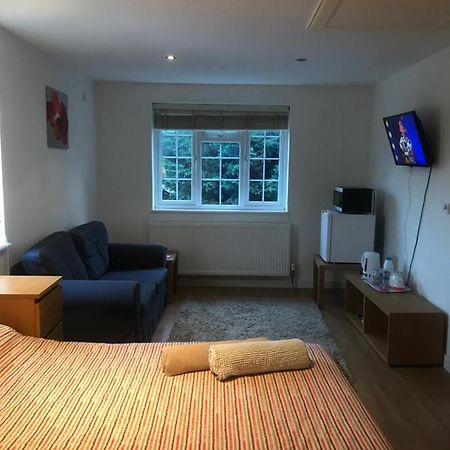 Large Private Room With En-Suite In The House For Professionals Staines-upon-Thames Exterior foto