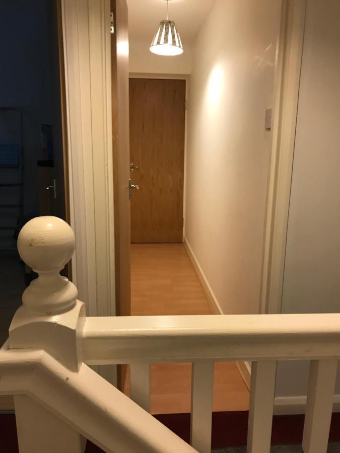 Large Private Room With En-Suite In The House For Professionals Staines-upon-Thames Exterior foto