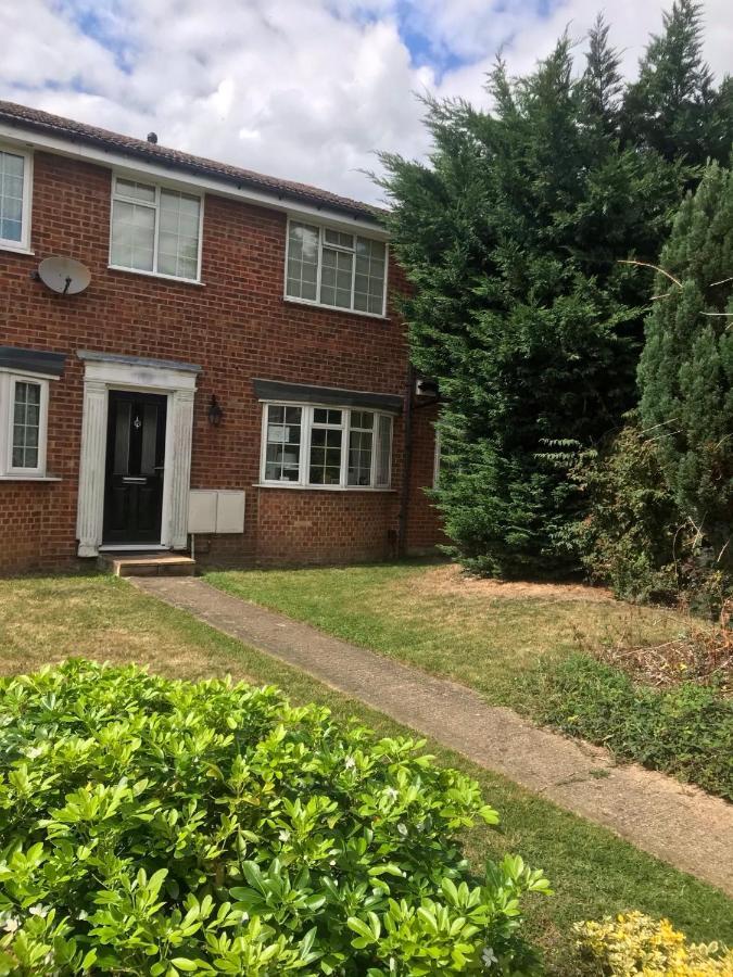 Large Private Room With En-Suite In The House For Professionals Staines-upon-Thames Exterior foto