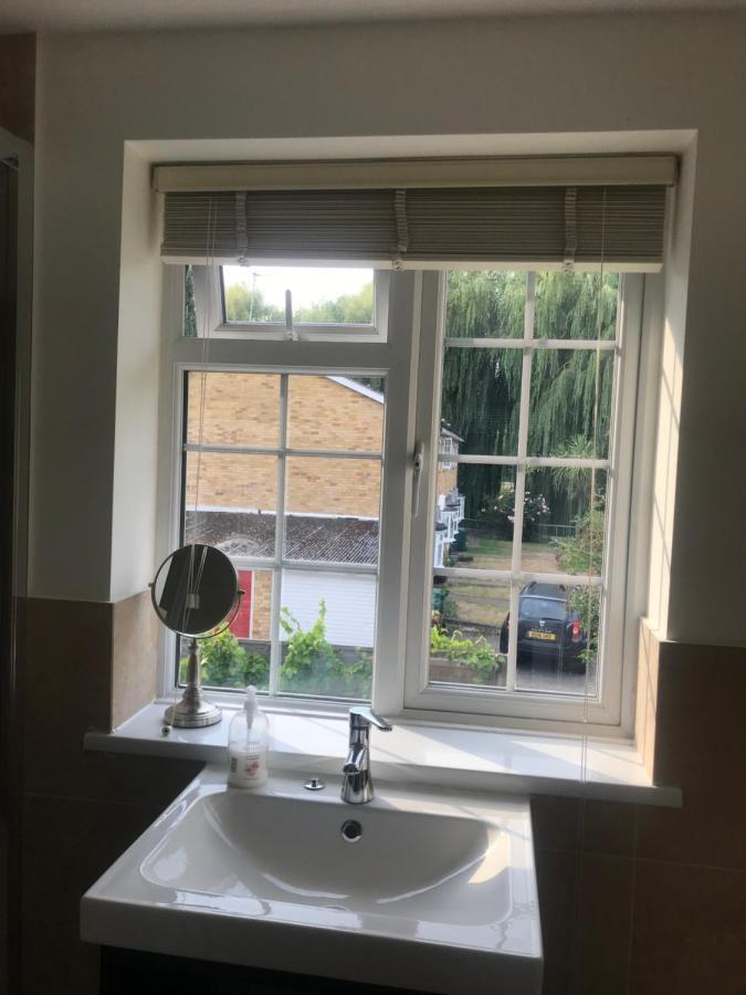 Large Private Room With En-Suite In The House For Professionals Staines-upon-Thames Exterior foto