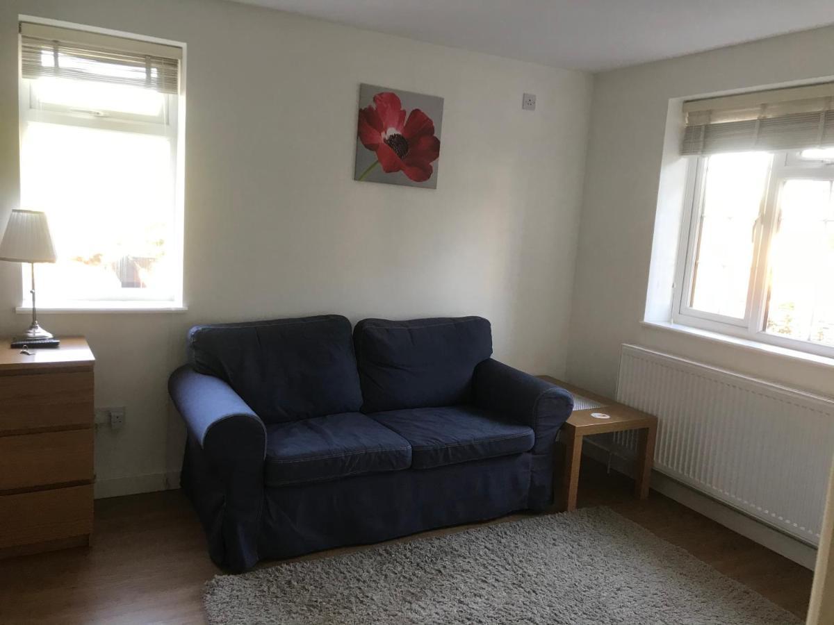 Large Private Room With En-Suite In The House For Professionals Staines-upon-Thames Exterior foto