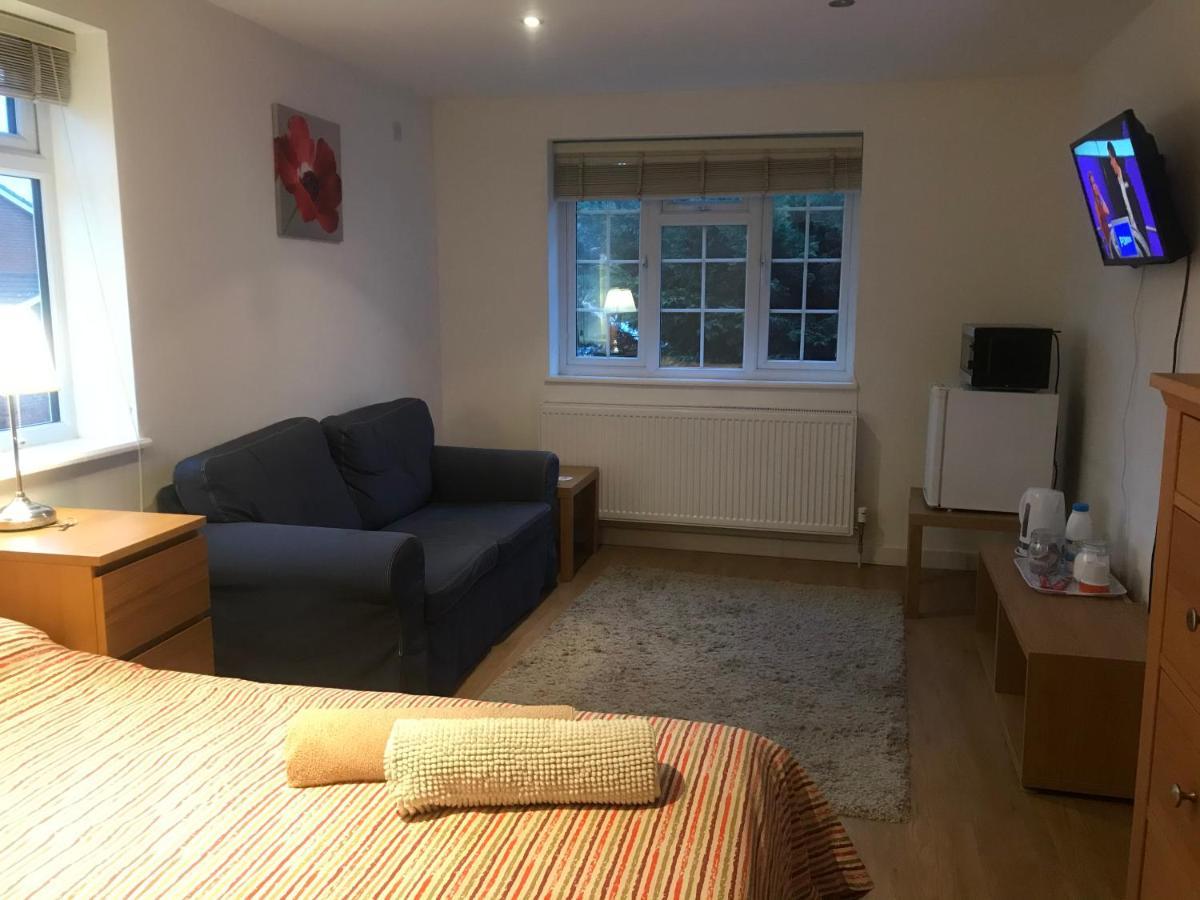 Large Private Room With En-Suite In The House For Professionals Staines-upon-Thames Exterior foto