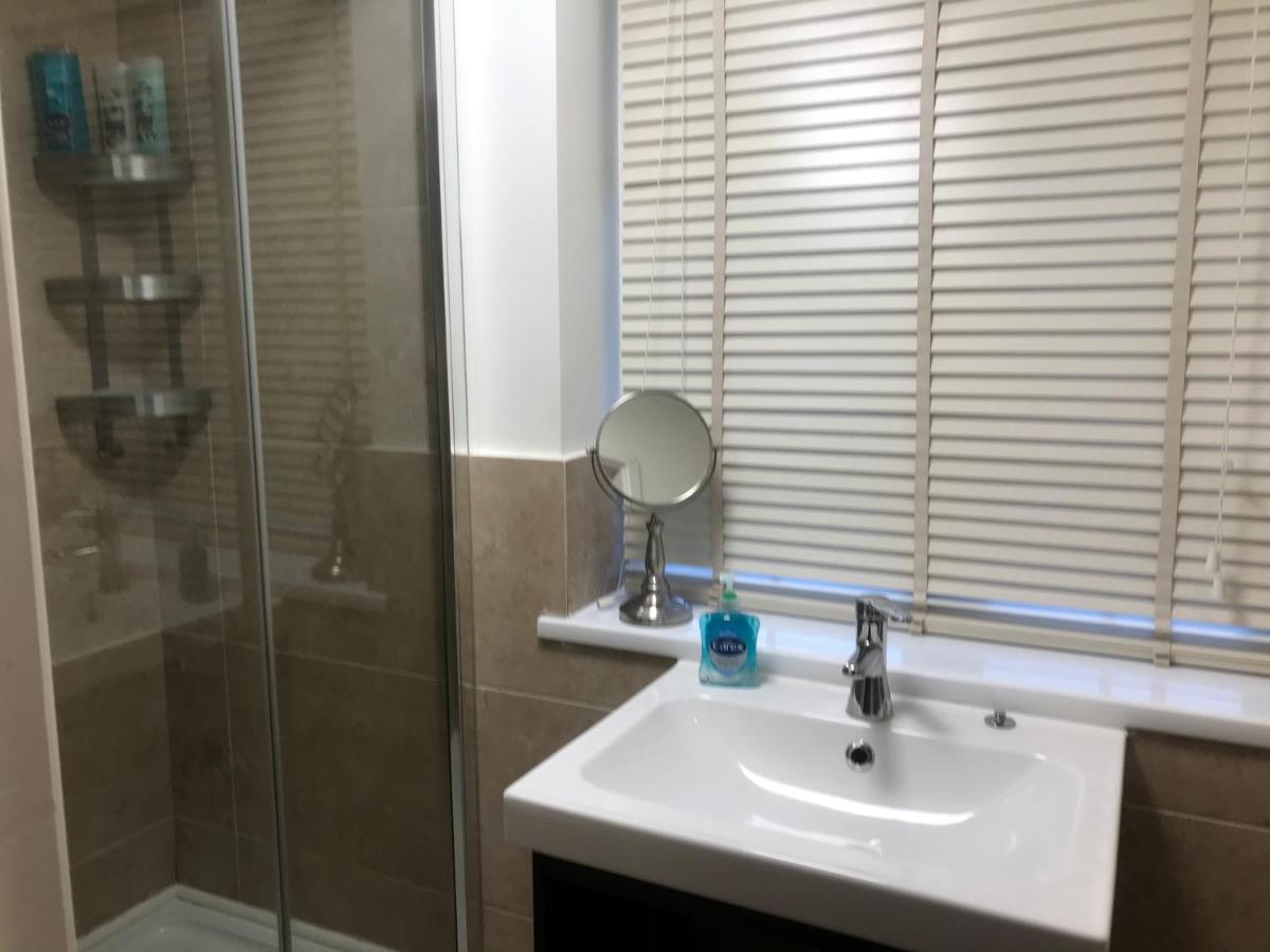 Large Private Room With En-Suite In The House For Professionals Staines-upon-Thames Exterior foto