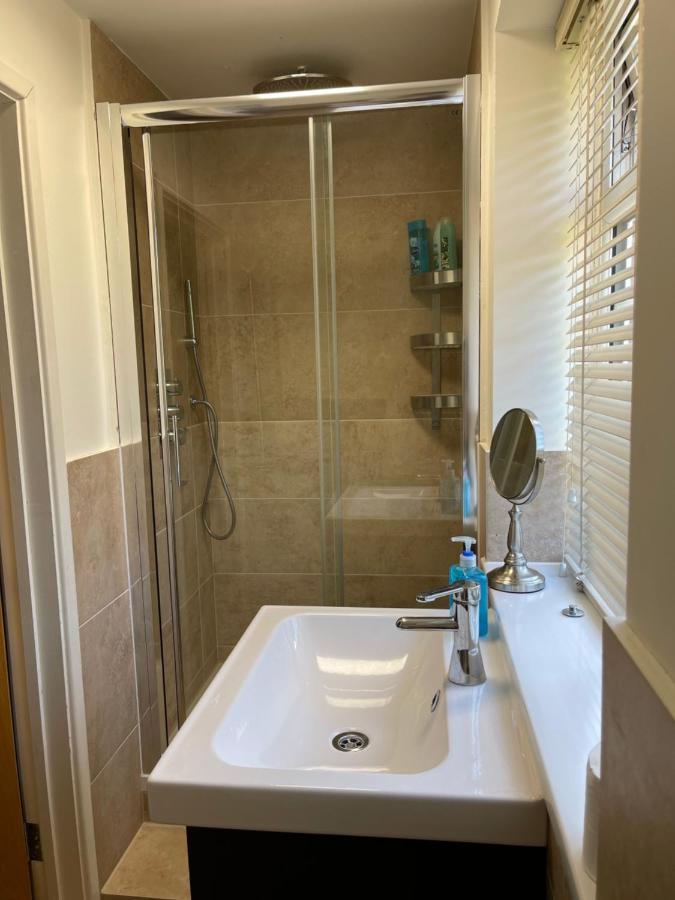 Large Private Room With En-Suite In The House For Professionals Staines-upon-Thames Exterior foto
