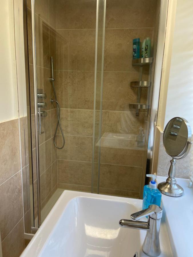 Large Private Room With En-Suite In The House For Professionals Staines-upon-Thames Exterior foto